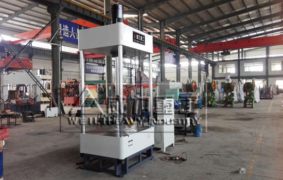 二梁四柱液壓機準備發(fā)貨